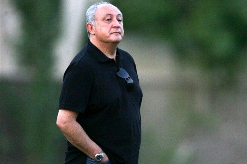 فریبا: بازیکنان استقلال در زمین راه نروند!
