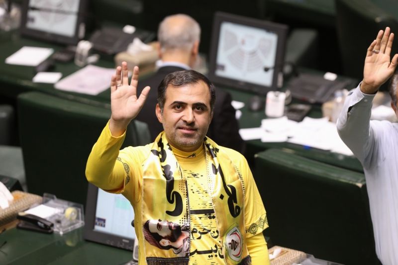 نماینده شیراز با پیراهن فجر سپاسی در صحن علنی مجلس!
