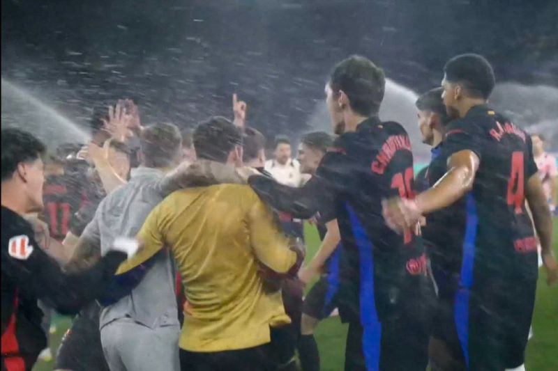 آبیاری بحثبرانگیز چمن؛ مانور آب روی خوشحالی قهرمانی بارسلونا!