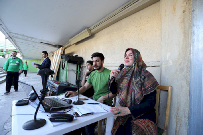 گزارشگر رادیویی زن در ورزشگاه آزادی