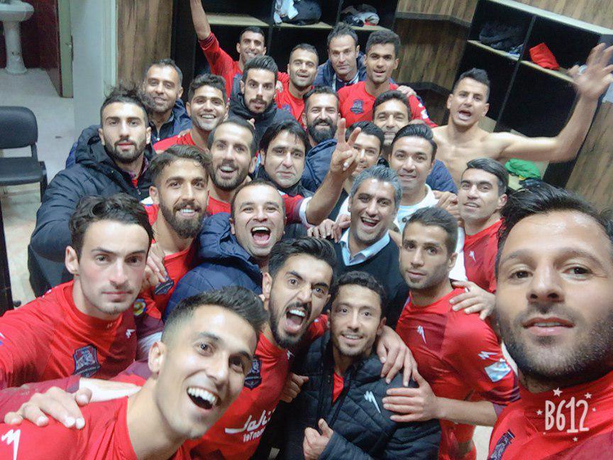 ثبت عکس یادگاری نساجها پس از طلسمشکنی