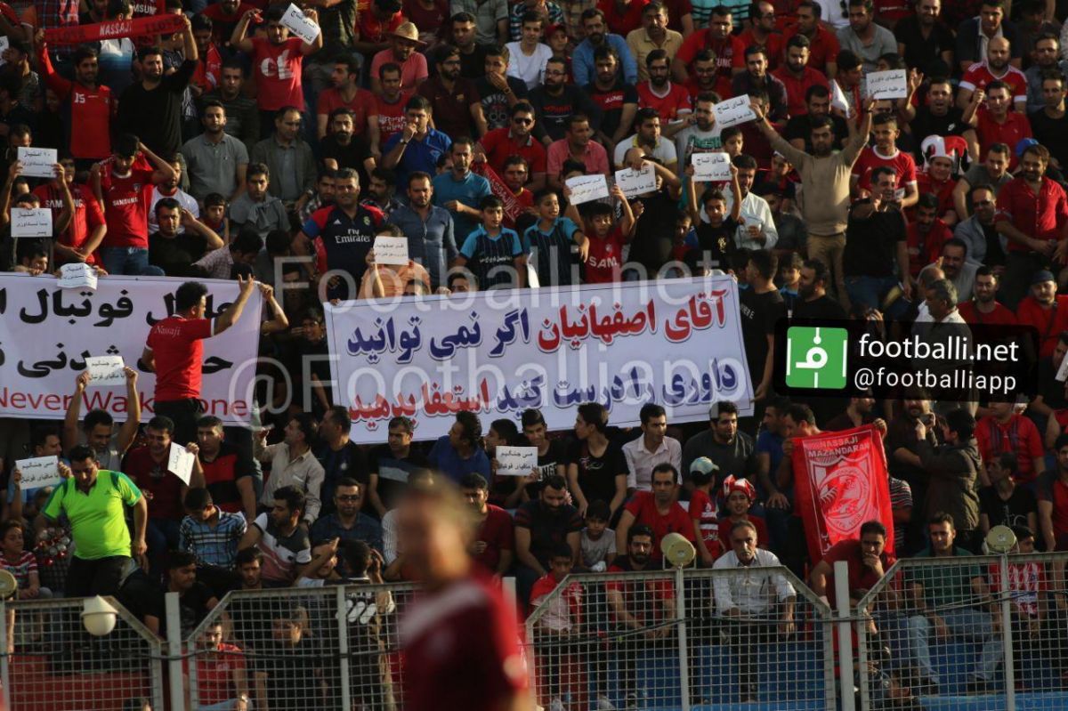 بنر اعتراضي هواداران نساجي بدليل متضرر شدن روي اشتباهات داوري در ديدارهاي قبلي