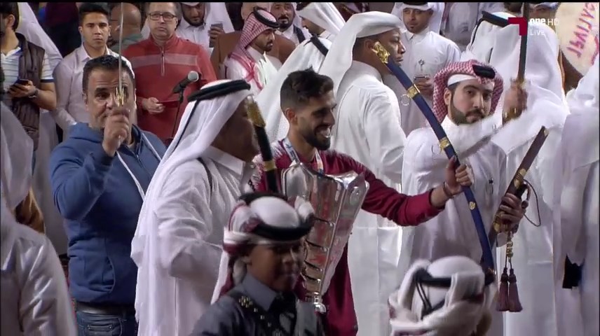 مراسم رقص شمشیر بازیکنان قطر در دوحه