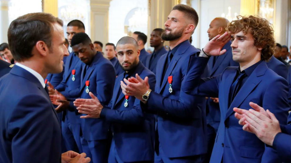 اعطای نشان افتخار فرانسه به بازیکنان قهرمان جام جهانی روسیه