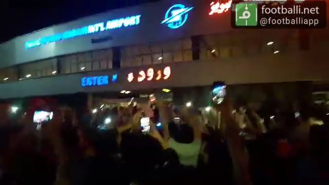 پایکوبی هواداران تراکتورسازی در اطراف فرودگاه در لحظه ورود دنیزلی به تبریز