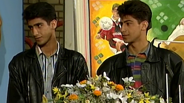حضور فرهاد مجیدی و فرزاد مجیدی در یک برنامه تلویزیونی در سال ۱۳۷۵