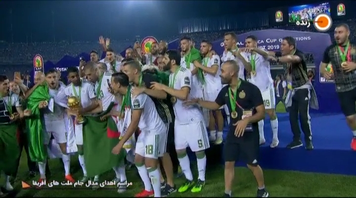 لحظه بالا بردن کاپ قهرمانی جام ملتهای آفریقا 2019 توسط بازیکنان الجزایر