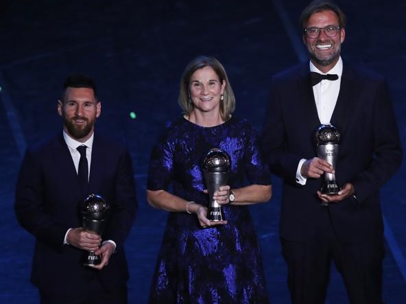 اولین جایزه بهترین بازیکن سال فیفا برای مسی