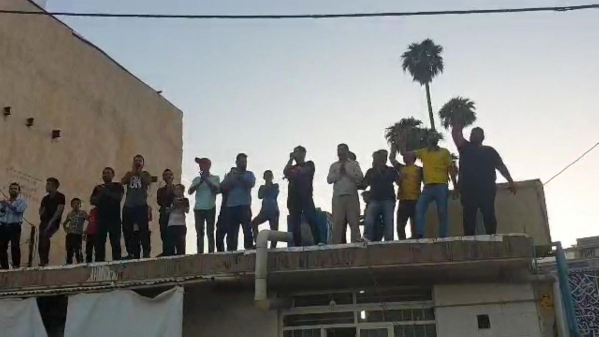 اختصاصی/ اعتراض هواداران نفت به کمیته انضباطی درپشت بام های اطراف ورزشگاه شهید بهنام محمدی