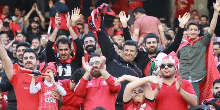 حاشیههای سفر پرسپولیس به عسلویه؛ سرود قهرمانی هواداران قرمزپوش