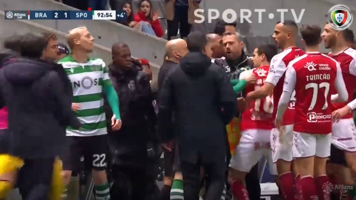 جنجال مدافع سابق بارسلونا در فوتبال پرتغال؛ لگد، اخراج و کتک‌کاری!
