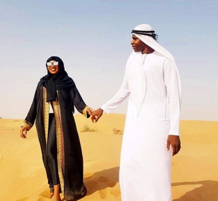 شیخ دیاباته مهاجم استقلال در کنار همسرش.گویا این تصویر مربوط به زمانی است که دیاباته بازیکن الامارات بوده.