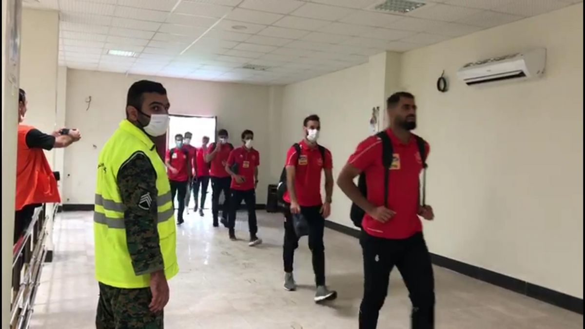 ورود کاروان نساجی و پرسپولیس به ورزشگاه وطنی قائمشهر