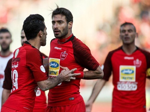 حاشیه دیدار نفت و پرسپولیس/ پرتاب سنگ به سمت پرسپولیسیها و فحاشی به دو بازیکن