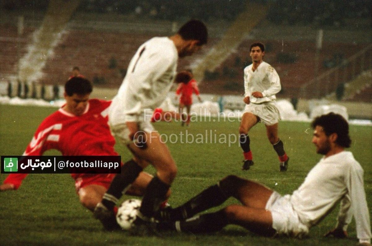 جدال مجتبى تقوى مدافع شاهين و فرشادپيوس مهاجم پرسپوليس در مصاف دو تيم در جام باشگاههاى تهران در سال ٧٠