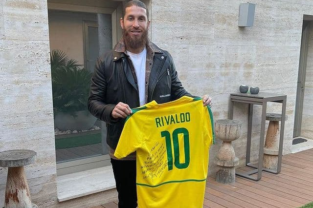 هدیه جالبی که راموس از اسطوره فوتبال برزیل دریافت کرد