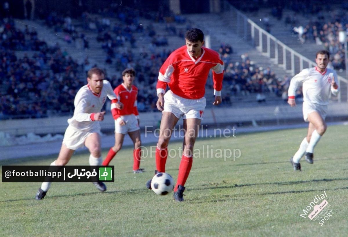 نوستالژی فوتبالی/ رضا عابديان مهاجم پرسپوليس در سال ٦٨ ، دورتر زنده یاد فريبرز مرادى در تصوير ديده مى شود.