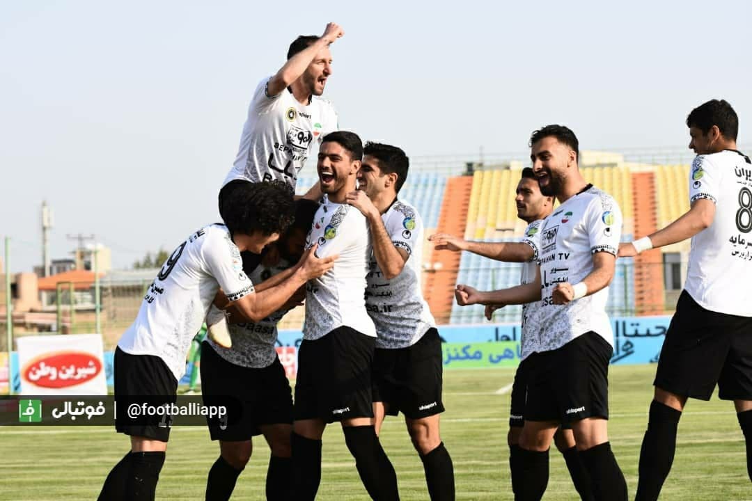 سپاهان برد تا استقلال در صدر بماند