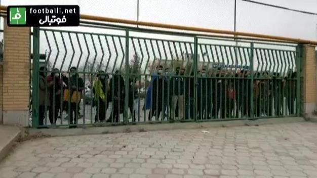 حضور هواداران استقلال پشت درهای بسته ورزشگاه شهدای شهر قدس