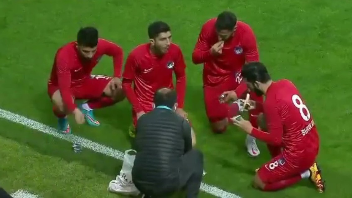 افطار بازیکنان تیم آنکاراگوچو در لیگ ترکیه حین بازی پس از مصدومیت یک بازیکن