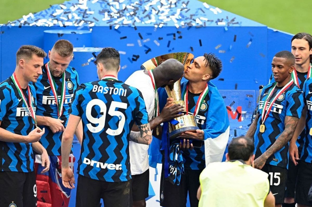 عکسی جالب از بوسه همزمان لوکاکو و لوتارو بر جام قهرمانی!