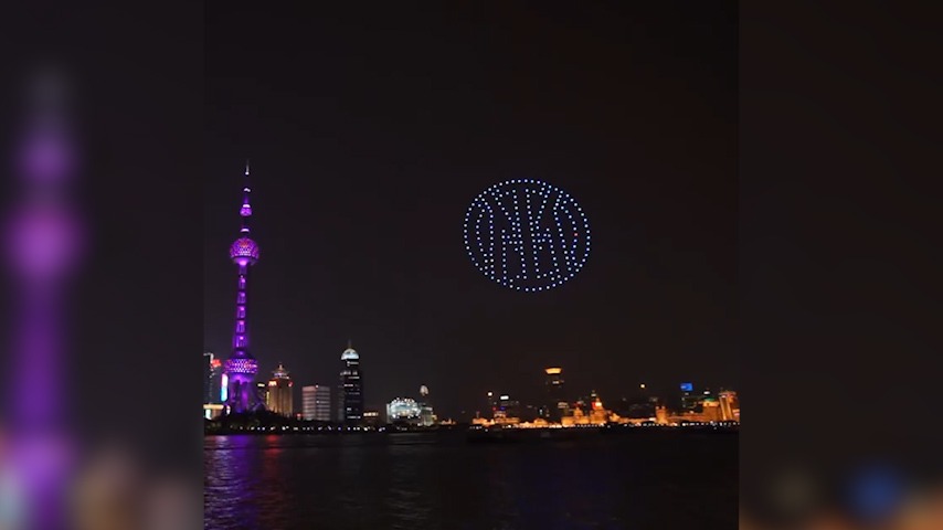 نورپردازی زیبای لوگوی باشگاه اینتر به روی دریاچه ای در شانگهای چین