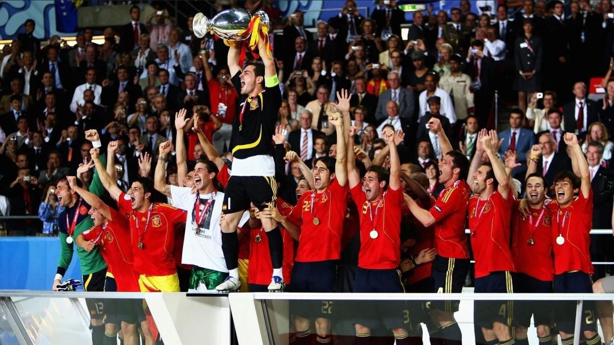 نوستالژی/ مراسم اهدای جام قهرمانی یورو 2008 به تیم ملی اسپانیا
