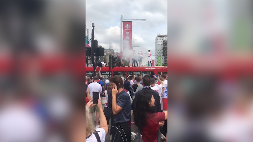حضور پرشور هواداران انگلیس در خیابان منتهی به ورزشگاه ومبلی