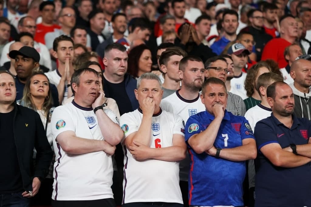 تصویری دیدنی از استرس هواداران انگلیس پیش از ضربات پنالتی
