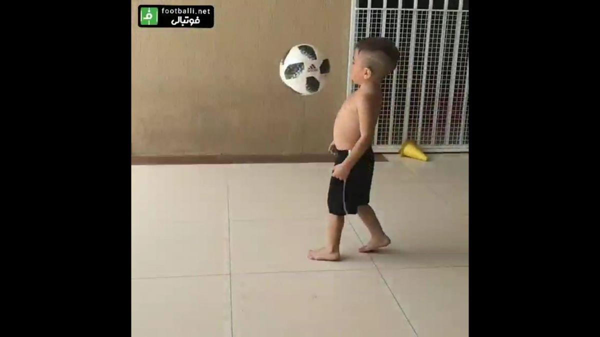 روپایی زدن باورنکردنی و جالب یک پسربچه که زیر ۶ سال به نظر می رسد با توپ جام جهانی ۲۰۱۸ روسیه