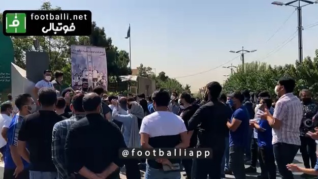 اختصاصی/ شعارهای هواداران استقلال علیه مددی و ملکیان در مقابل وزارت ورزش