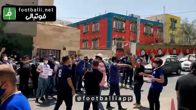 اختصاصی/ تجمع هواداران استقلال مقابل باشگاه و شعار علیه مددی و ملکیان