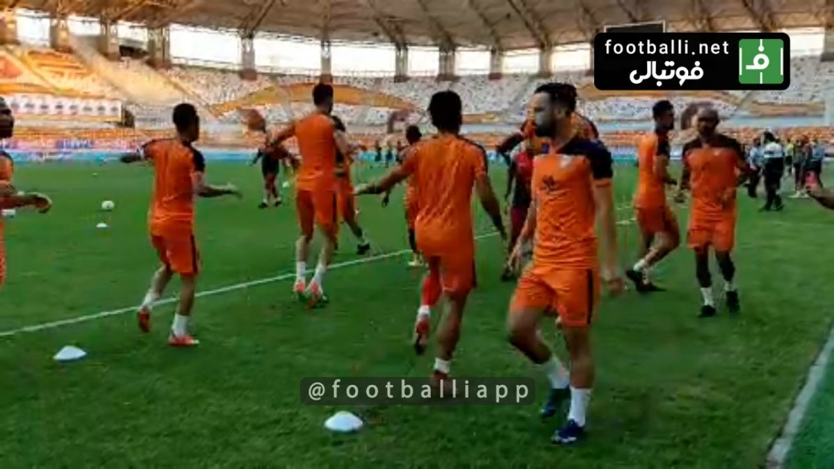 گرم کردن بازیکنان فولاد و پرسپولیس قبل از شروع بازی