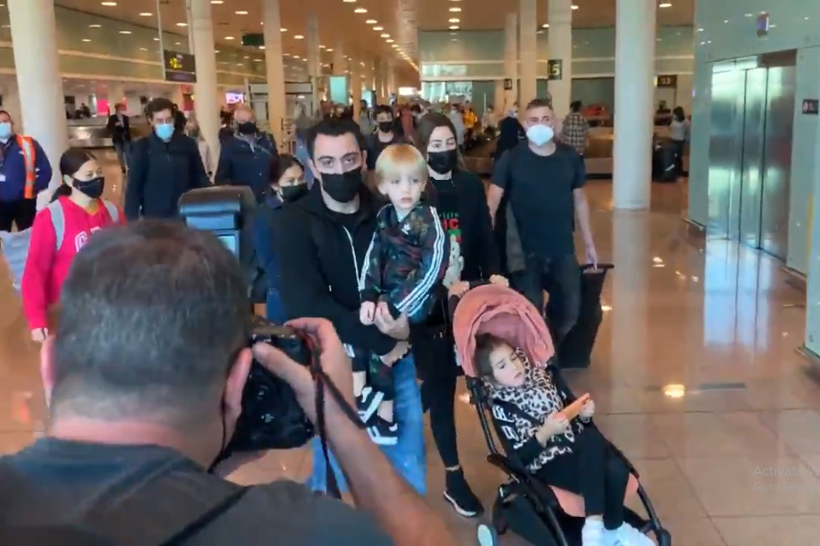 عکس؛ ژاوی به همراه همسر و فرزندانش در فرودگاه بارسلونا