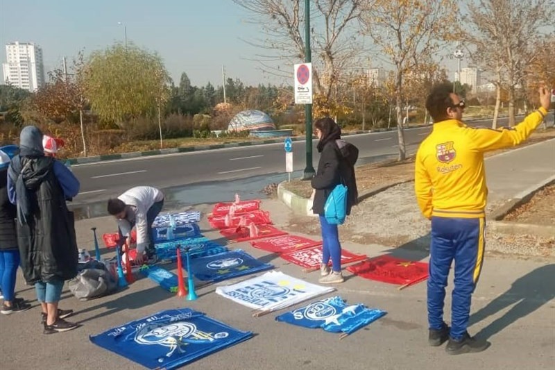 حاشیه دربی ۹۷/ حضور هواداران استقلال و پرسپولیس در بیرون از ورزشگاه/ استقلال تبلیغات محیطی را در دست گرفت (تصاویر)