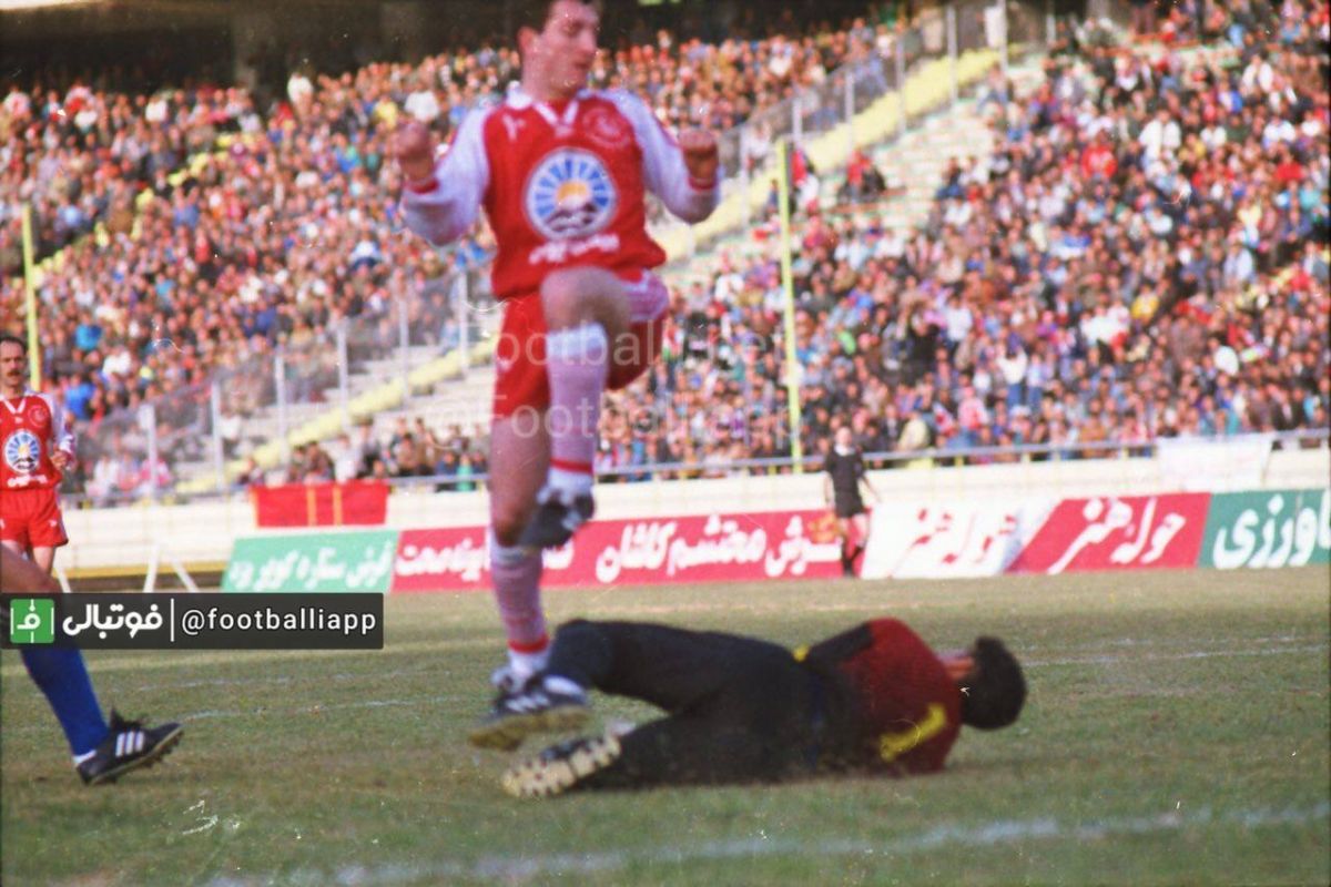 نوستالژی/ ادموند بزیک مهاجم پرسپولیس در لیگ ۷۷-۷۶ در بازی مقابل استقلال اهواز