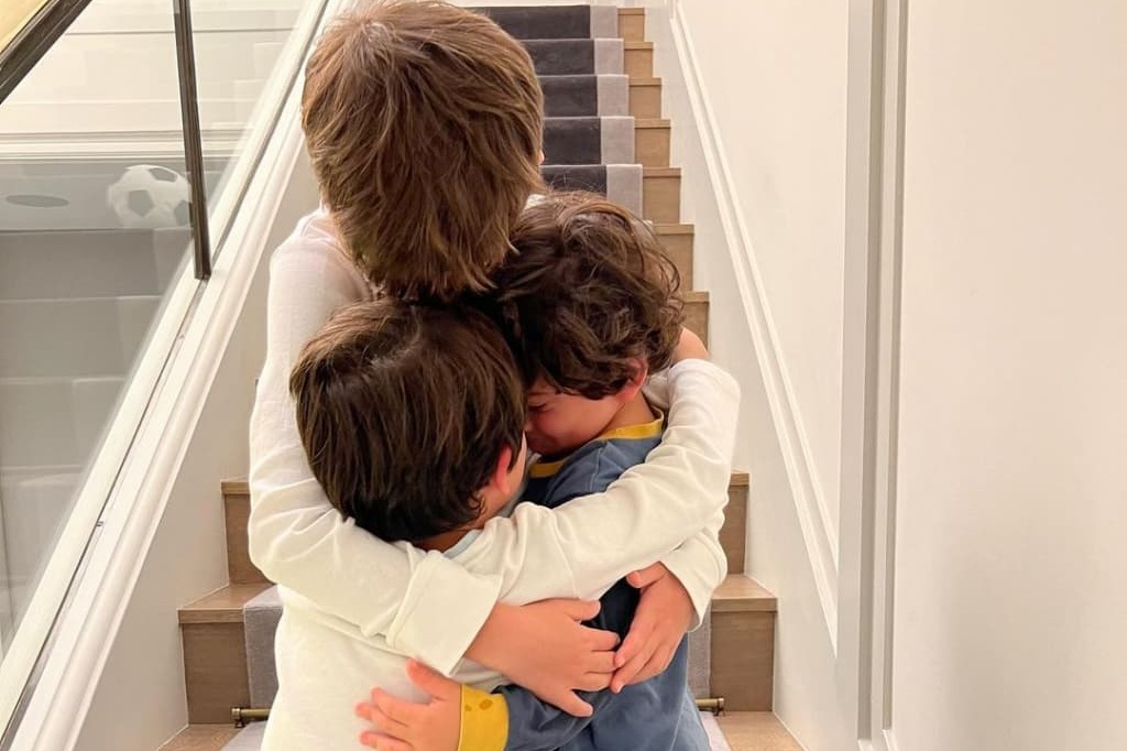 عکس بامزه‌ای که همسر مسی از پسرهایش در آغوش هم منتشر کرد