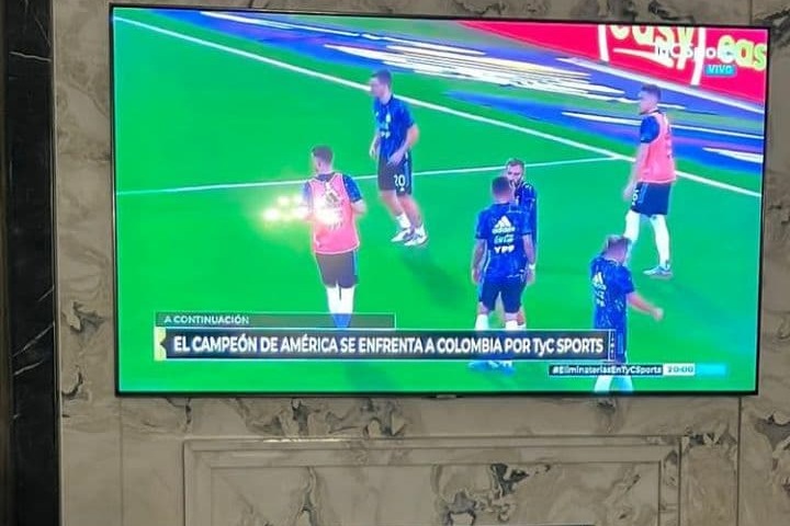 عکسی که مسی از تلویزیون خانه‌اش منتشر کرد؛ تماشای آرژانتینی‌ها