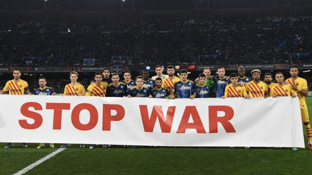 عکس؛ بنر بازیکنان بارسلونا و ناپولی در واکنش به جنگ روسیه و اوکراین