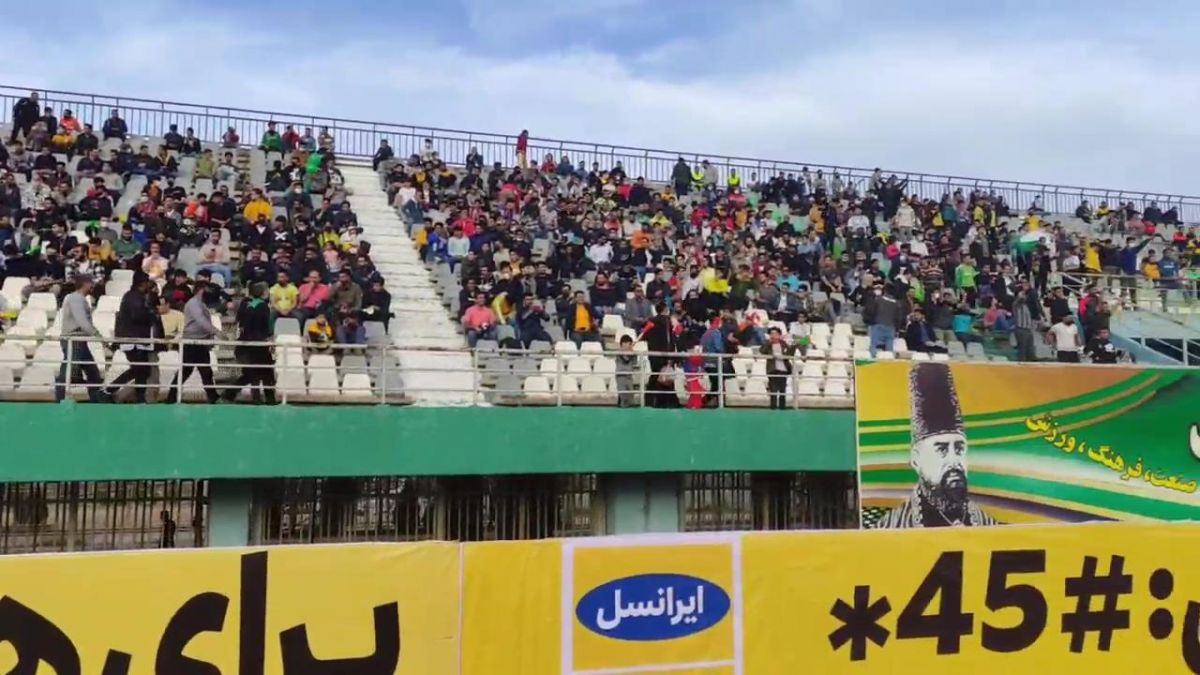 اختصاصی/ حال و هوای ورزشگاه امام خمینی (ره) و حمایت هواداران از آلومینیوم