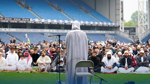 اقامه نماز عید فطر در ورزشگاه باشگاه بلکبرن انگلیس