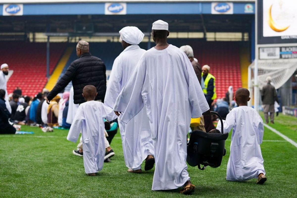 اقدامی بی‌سابقه در انگلستان/ نماز عید فطر در ورزشگاه باشگاه بلکبرن (عکس)
