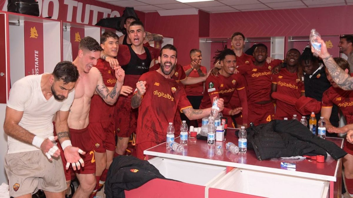 جشن بازیکنان رم در رختکن بعد از صعود به فینال لیگ کنفرانس اروپا
