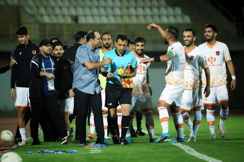 محمد ربیعی بدون مهاجم مقابل گل‌گهر