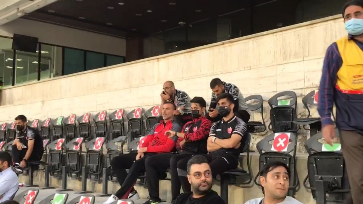 اختصاصی/ حضور جلال حسینی و سعید راد در جایگاه ویژه ورزشگاه آزادی