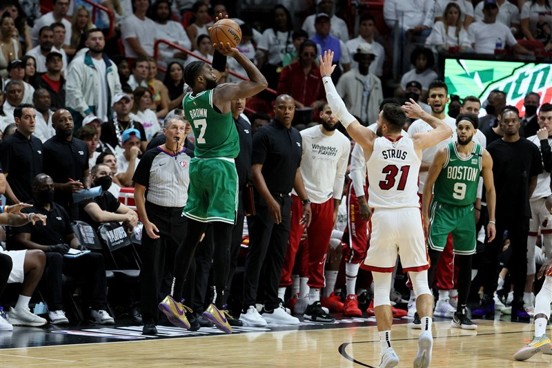 لیگ بسکتبال NBA/ کلدن‌استیت در فینال به مصاف بوستون می‌رود