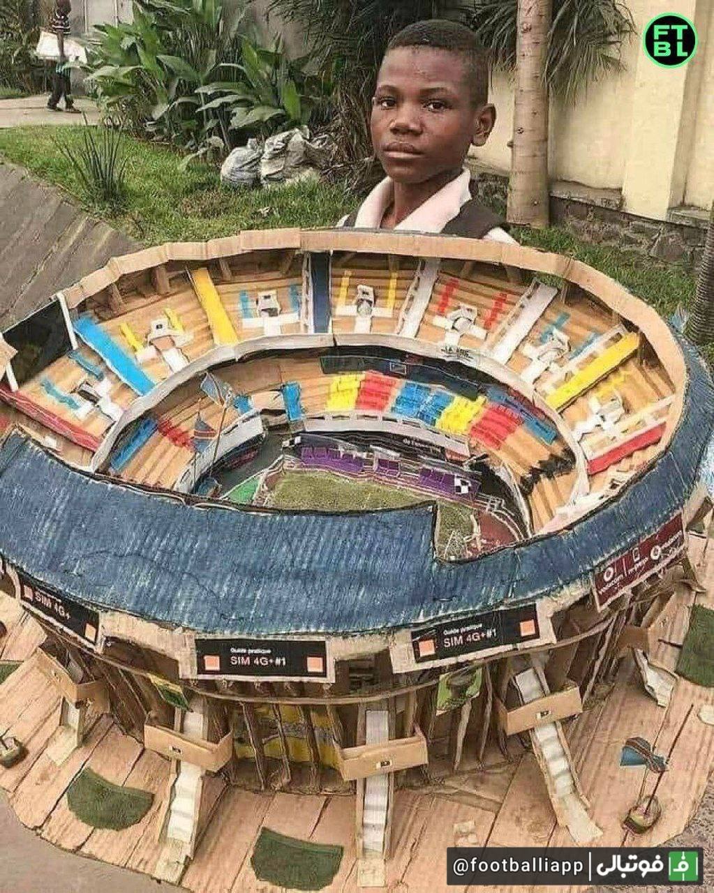 کودکی ۱۱ ساله اهل کنگو که رویای معمار شدن را در سر دارد با حداقل ابزار موجود، ماکتی زیبا از یکی از ورزشگاه‌های کشورش ساخته که سوژه شبکه های اجتماعی شده است