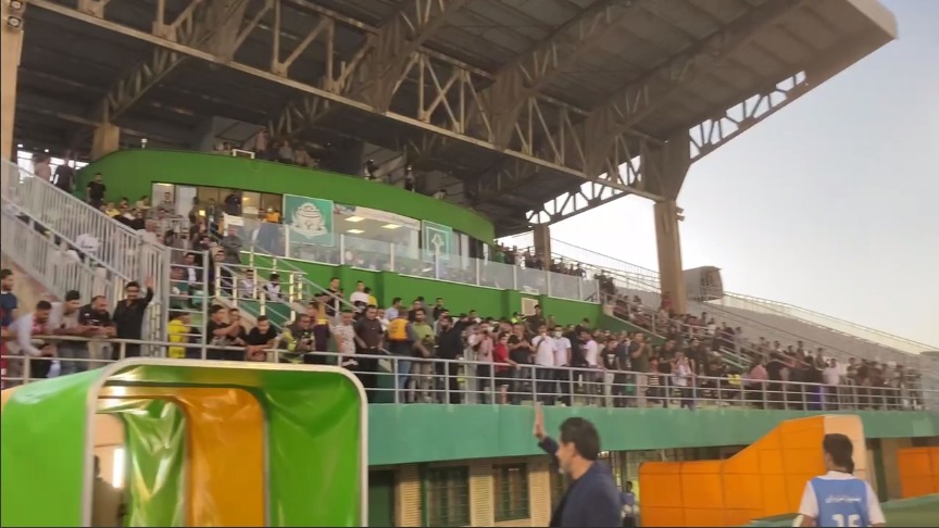 اختصاصی/ حضور تماشاگران آلومینیوم در ورزشگاه در حالی که بازی بدون تماشاگر شده بود