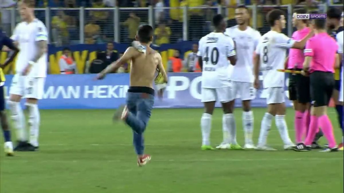 جنجال در لیگ ترکیه/ لگد جیمی جامپ به صالح اوچان در پایان بازی بشیکتاش و آنکاراگوچو