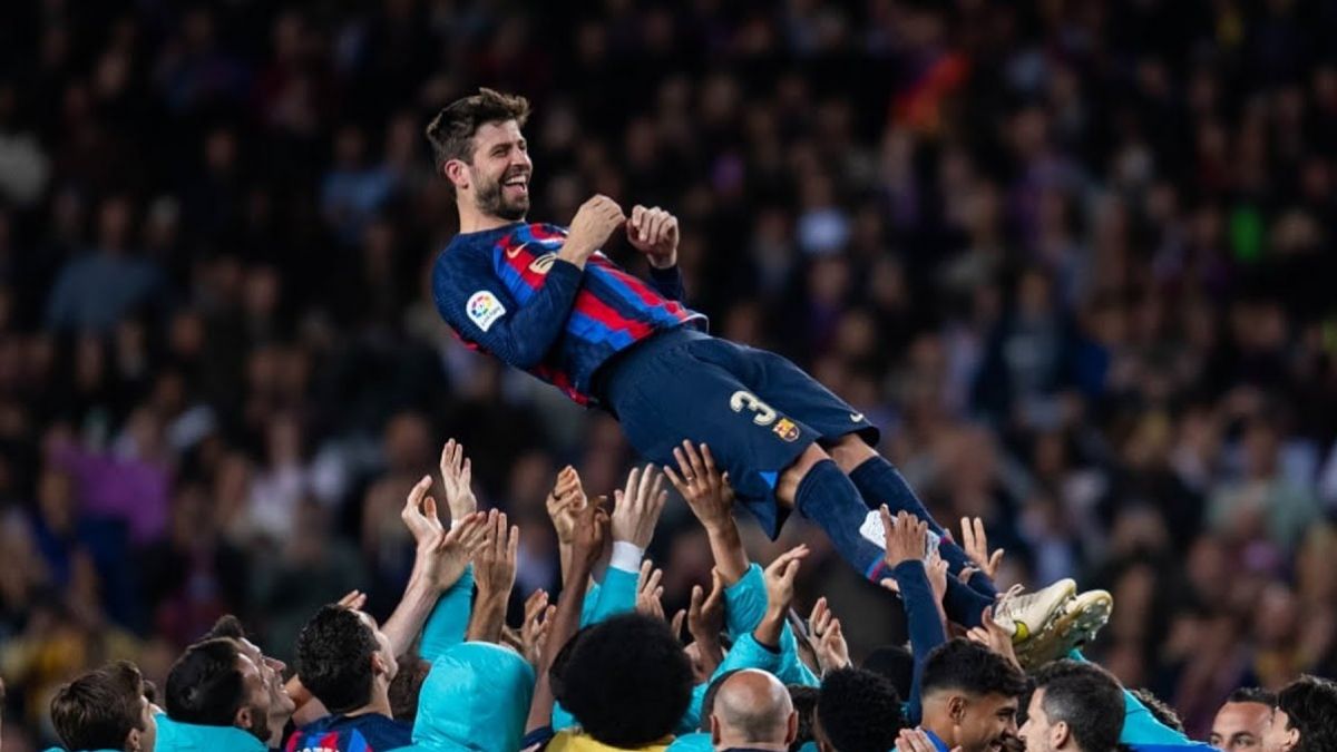 مراسم خداحافظی پیکه از دنیای فوتبال در پایان بازی بارسلونا و آلمریا